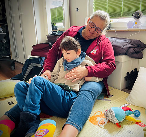 Pflegerin hlt ein Kind im Arm